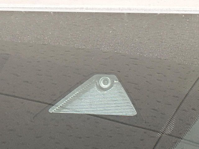 【スマートブレーキサポート】走行中に前方の車両等を認識し、衝突しそうな時は警報とブレーキで衝突回避と被害軽減をアシスト。より安全にドライブをお楽しみいただけます。