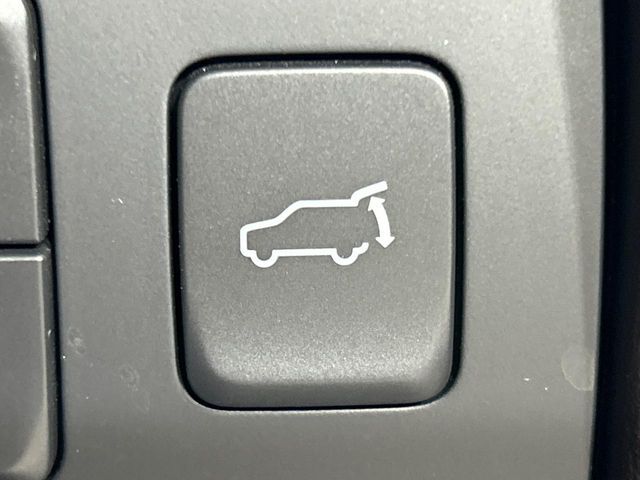 【パワーバックドア】スマートキーや運転席のボタンを押すだけでリアゲートが自動で開閉します！荷物を持っている時や、高い位置にあるバックドアを閉める際に便利な機能です♪