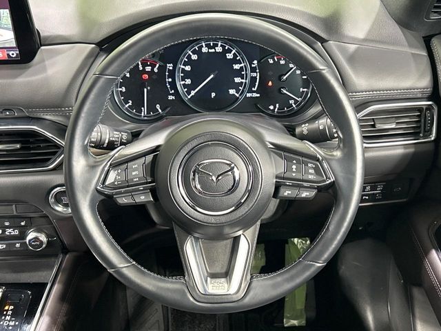 インテリアに合わせたデザインのステアリングは、運転される方のことも考え、運転しやすい形状、大きさです。是非一度、実際に触ってお確かめください。