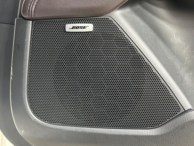 【BOSEサウンドシステム】メーカーオプションの高品位サウンドシステムを搭載。専用のチューニングが施された大小様々なスピーカーから良質なサウンドが奏でられ、臨場感あふれる音響空間を演出します。