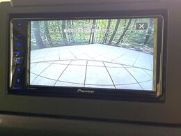 【バックカメラ】駐車時に後方がリアルタイム映像で確認できます。大型商業施設や立体駐車場での駐車時や、夜間のバック時に大活躍！運転スキルに関わらず、今や必須となった装備のひとつです！