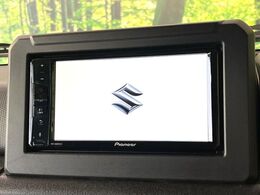 【ディスプレイオーディオ】お持ちのスマホやMP3プレイヤーとの無線接続で音楽再生が可能！コードで繋ぐわずらわしさも無く、手軽にお気に入りの音楽を楽しめます。