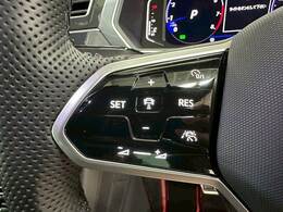 【レーダークルーズコントロール】装備車両です。レーダーやカメラを使って前を走る車両の状況を検知して速度を調整してくれます。遠距離ドライブの高速道路等で大活躍で疲労軽減に役立ちます。