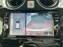 【アラウンドビューモニター】まるでクルマを真上から見下ろしたかのような視点で駐車をサポートします！クルマの斜め後ろや真横など、前後左右の4つのカメラの映像が合成されて、モニターに映し出されます。