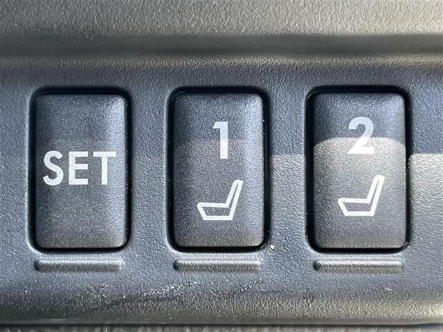【ポジションメモリー（パワーシート）】それぞれのスイッチを押すと、あらかじめ設定したドライビングポジションに自動で調整してくれます。シートポジションがしっかり決まると、毎日の運転が楽になりますね！