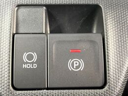 【電動パーキングブレーキ】パーキングブレーキは便利な電動式！ボタン一つで操作でき、アクセルを踏めば自動で解除されます♪レバーやペダルが無いので運転席廻りもすっきりしますね♪