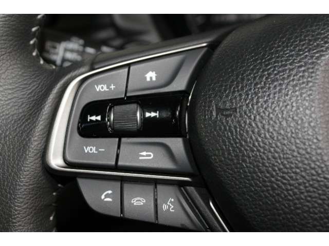 運転中にハンドルから手を放さず操作ができる便利なステアリングリモコンです。