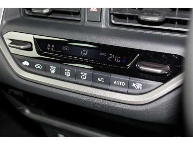 フルオートエアコンディショナーで車内の温度を快適に保ちます。