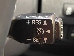【クルーズコントロール】高速道路もラクラク走行。アクセルを離しても一定速度で走行ができ、長距離運転時の負担を軽減！加速・減速も簡単なスイッチ操作で調整できます。