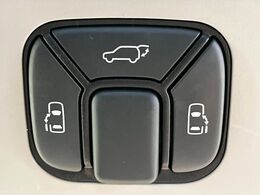 【両側パワースライドドア】スマートキーや運転席のスイッチで後席両側スライドドアの開閉が可能♪電動だから力を入れてドアを開ける必要が無く、小さなお子様でも簡単に開け閉めでき快適です♪