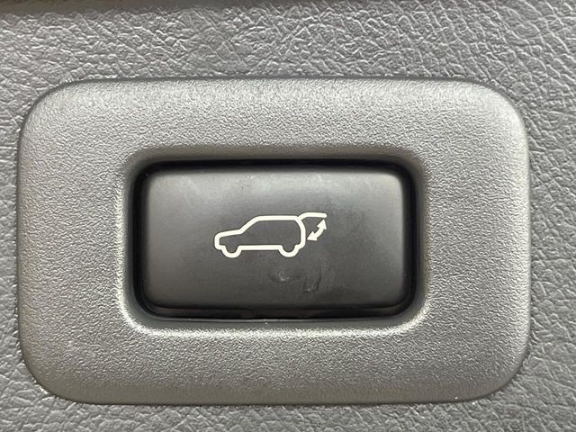 【パワーバックドア】スマートキーや運転席のボタンを押すだけでリアゲートが自動で開閉します！荷物を持っている時や、高い位置にあるバックドアを閉める際に便利な機能です♪