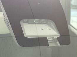 【スズキ　セーフティサポート】走行中に前方の車両等を認識し、衝突しそうな時は警報とブレーキで衝突回避と被害軽減をアシスト。より安全にドライブをお楽しみいただけます。