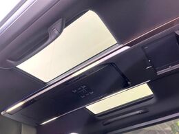 【左右独立ムーンルーフ】2列目左右席にそれぞれ配置されたガラスルーフ！日差しに合わせて片側だけシェードを閉めることも可能です！