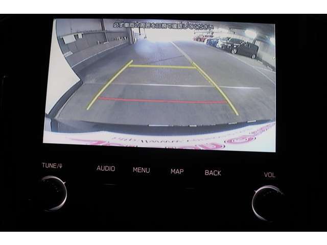 【バックカメラ】後方の映像がモニターで確認できます。駐車が苦手な方にお勧めの補助機能です。