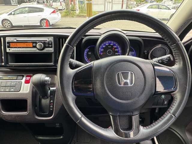 【インパネ周り】視界がよく運転しやすい設計となっております。