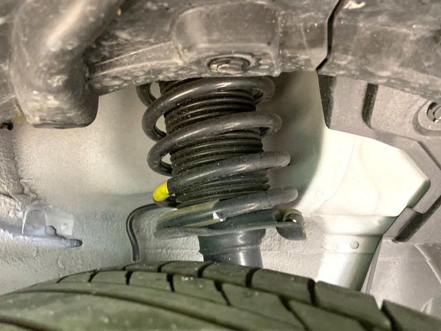 お車を安心してお乗りいただく為には、足回りの定期点検が欠かせません。サービスサポート（有償保証）では無料点検もご提供しており、安心のカーライフをお過ごしいただけるサポート体制が整っています。