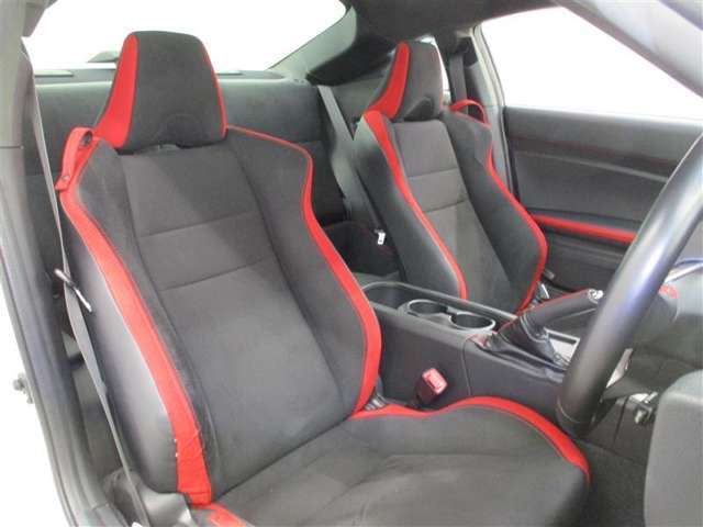 運転席側からの前席ビューです。内装色はブラック系ですので汚れも目立ちにくいです♪