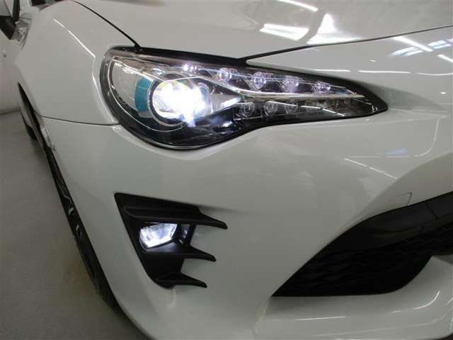 LEDヘッドライトとフォグランプのコラボです。雨や雪の日も安心！フォグランプがお車の存在を際立たせますね♪
