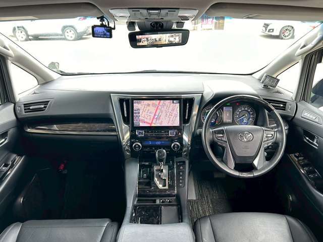 雨が降ってもゆったりと車選びができる屋根付展示場完備！じっくりご覧になれます☆