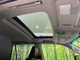 【サンルーフ】開放感たっぷりの希少装備、サンルーフが装着されています！車内に明かりを取り入れたり景色を楽しむ以外にも、車内の空気も簡単に換気できて快適です！