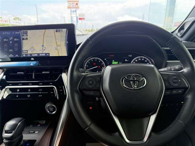 主な装備は、トヨタセーフティーセンス、カーナビ、パノラミックビューモニター、シートヒーター、ハンドルヒーター、ETC、エンジンスターター、ワンオーナー車、寒冷地仕様となっております。