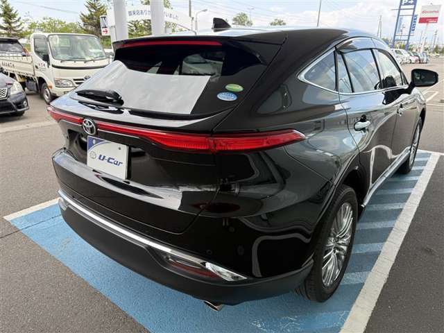 主な装備は、トヨタセーフティーセンス、カーナビ、パノラミックビューモニター、シートヒーター、ハンドルヒーター、ETC、エンジンスターター、ワンオーナー車、寒冷地仕様となっております。