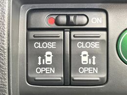 【両側パワースライドドア】スマートキーや運転席のスイッチで後席両側スライドドアの開閉が可能♪電動だから力を入れてドアを開ける必要が無く、小さなお子様でも簡単に開け閉めでき快適です♪