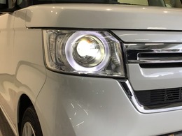 【LEDヘッドライト】大光量で夜道や雨の日の安心感を高めるLEDヘッドライト。周囲の明るさに応じて自動点灯・消灯/ライトの消し忘れも防げるオートライトコントロール付！