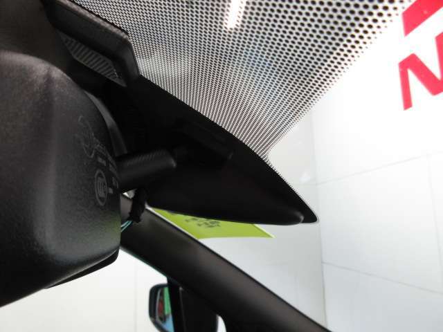 フロントカメラで前方の車両や歩行者を検知します。