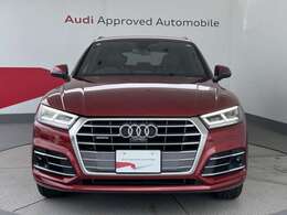 Audiの象徴であるシングルフレームグリルをよりワイドで低くシャープなデザインとすることでワイド＆ローのフォルムを協調しています。