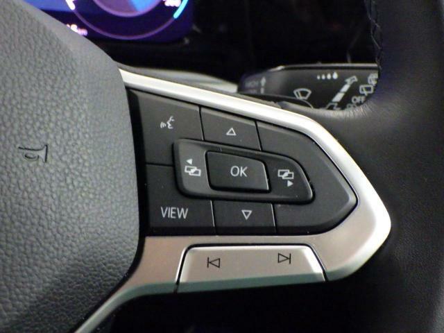 マルチファンクションスイッチつきの本革巻きステアリングは、より安全な長時間ドライブをサポートします。
