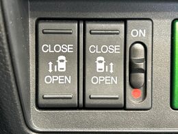 【両側パワースライドドア】スマートキーや運転席のスイッチで後席両側スライドドアの開閉が可能♪電動だから力を入れてドアを開ける必要が無く、小さなお子様でも簡単に開け閉めでき快適です♪