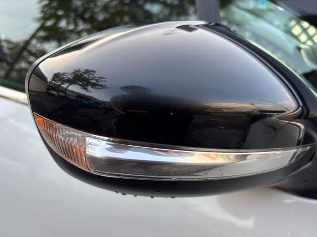 ミラーウィンカーがついておりますのでドレスアップ効果はもちろんの事、対向車からの視認性を向上させる役割もございます♪右折・左折する際に歩行者などにも見え危険を知らせることができ安全性も高くなりますね♪
