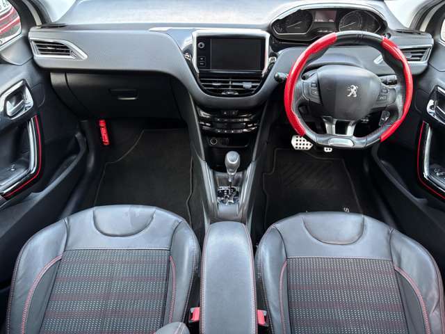 車内はご覧の通り清潔感のある室内でございます♪スイッチ類などもシンプルな操作のしやすいものですので機械が苦手な方でも安心ですね♪もちろん禁煙車なので煙草の匂いや焦げ跡はございません♪