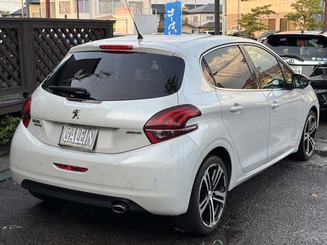キーレスも付属しており、車から離れた場所からでも鍵の開閉が可能です♪軽快な走行性が楽しめる車で、初めて車を運転する方も運転のしやすい車両です♪急な乗り換えで廃車や下取りのある方もご相談くださいませ♪