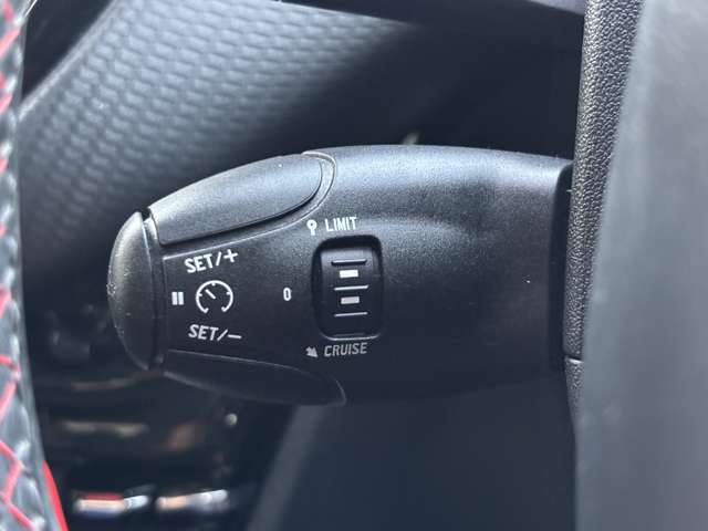 クルーズコントロールが付いておりますので高速でアクセルを踏まなくても一定のスピードで走行できます♪ドライバーの疲労軽減になります♪お仕事や遠出のお出かけの長距離移動の際に大変重宝しますね♪