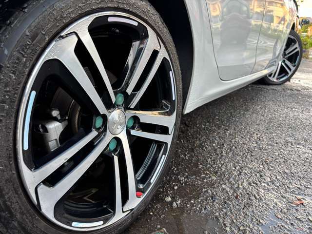 ボディとマッチした純正アルミ装着車となっております♪ガリキズやブレーキダスト等の汚れも少なくキレイな状態です♪車は足元からと言葉がピッタリな車両です♪夏・冬タイヤのご相談もお気軽にお申し付けください♪