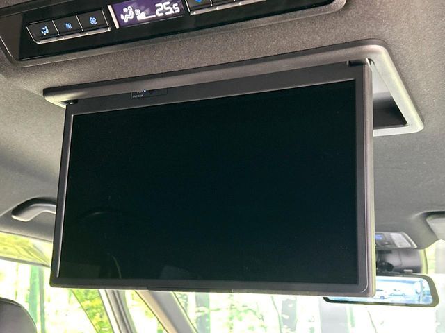 【フリップダウンモニター】大画面モニターで後席でもエンタメをお楽しみいただけます。小さなお子様にも大人気の装備です♪