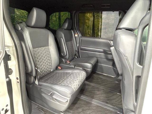後部座席も気になるようなキズ・汚れやへたり等、大きなダメージはなく、良好な状態です。