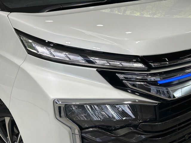 【LEDヘッドライト】悪天候や夜間走行時も良好な視界を確保し安心して運転できる高輝度LEDヘッドライトを装備！点灯速度が早く、消費電力も抑えられています。