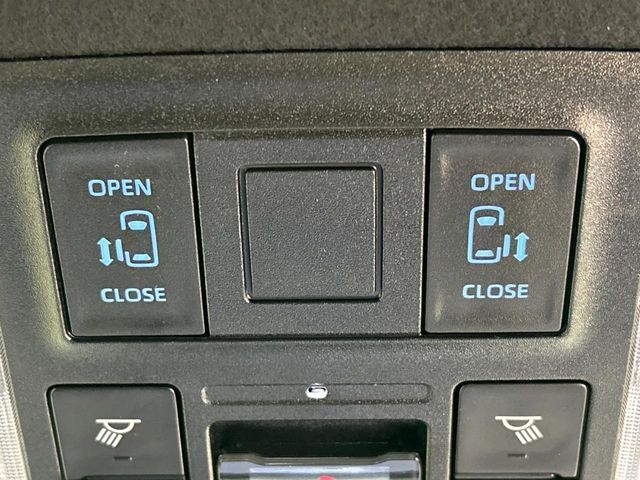 【両側パワースライドドア】スマートキーや運転席のスイッチで後席両側スライドドアの開閉が可能♪電動だから力を入れてドアを開ける必要が無く、小さなお子様でも簡単に開け閉めでき快適です♪