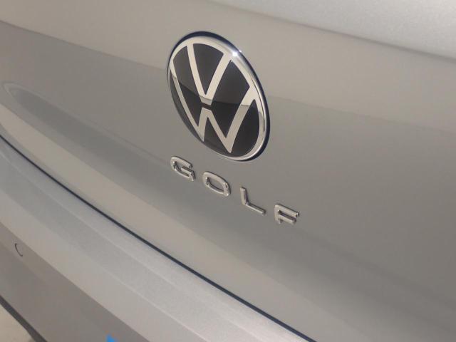 リアカメラがVWエンブレムに内蔵されています。ギアをリバースに入れると車両後方の映像が映しだされます。