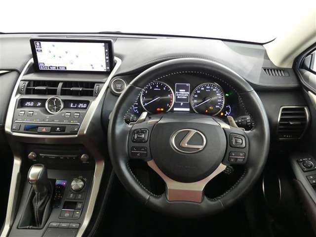 高いホールド性で運転姿勢が安定します。長距離ドライブでも疲れにくいのが魅力です。快適なドライビングライフをお送りください♪