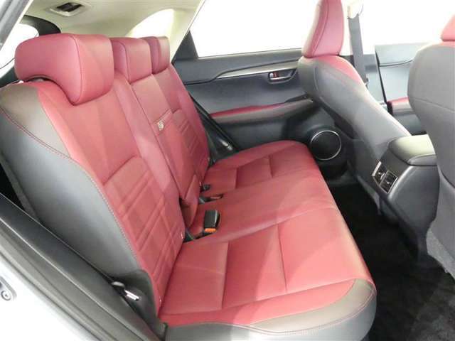 ゆとりある広々とした車内空間は、ドライブを始め買い物やレジャーなど、幅広く活躍します。一人でもみんなとでもお出かけを楽しみましょう！