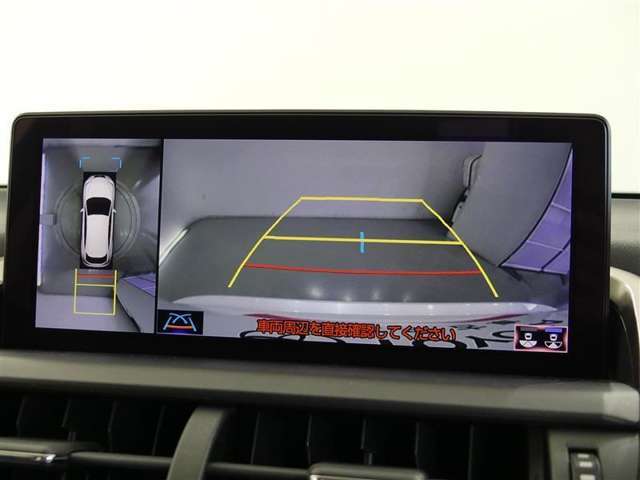 【全周囲モニター】車を上空から見下ろしたような映像をカーナビ画面に映し出し、車庫入れや縦列駐車をサポートしてくれます。