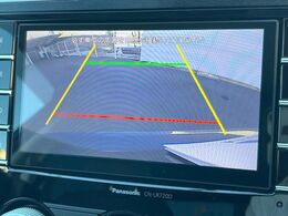 【バックカメラ】駐車時に後方がリアルタイム映像で確認できます。大型商業施設や立体駐車場での駐車時や、夜間のバック時に大活躍！運転スキルに関わらず、今や必須となった装備のひとつです！