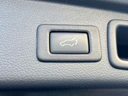 【パワーバックドア】スマートキーや運転席のボタンを押すだけでリアゲートが自動で開閉します！荷物を持っている時や、高い位置にあるバックドアを閉める際に便利な機能です♪