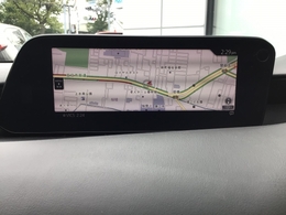 8.8インチモニターのマツダコネクトにはナビゲーションSDカードが装着されていますので、ご納車直後からお出かけが楽しくなります！更に別途有料で最新の地図情報にバージョンアップも可能です！