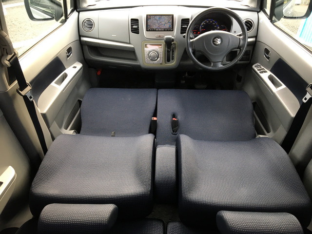 カーズ大阪では中古車販売をメインに各種保険の取扱、板金修理まで幅広く対応しています。中古車販売は全国どこでも対応可能！遠方の方でも安心して買ってもらえるような取り組み・工夫を行なっています。