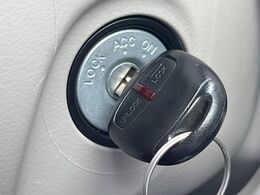 【キーレス】少し離れた場所からでもボタン一つでドアの開錠・施錠ができるのでとっても便利！ドアの鍵穴周りに傷をつけることもありません♪